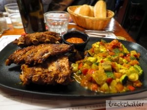3 brasseurs pork ribs with hot sauce and vegetables